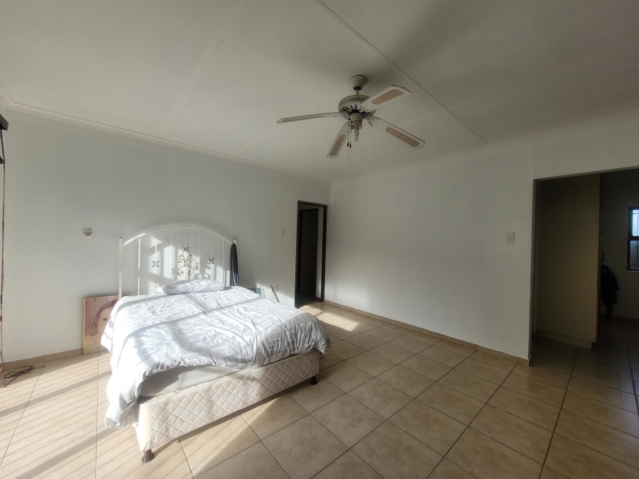 To Let 4 Bedroom Property for Rent in Wavecrest Eastern Cape